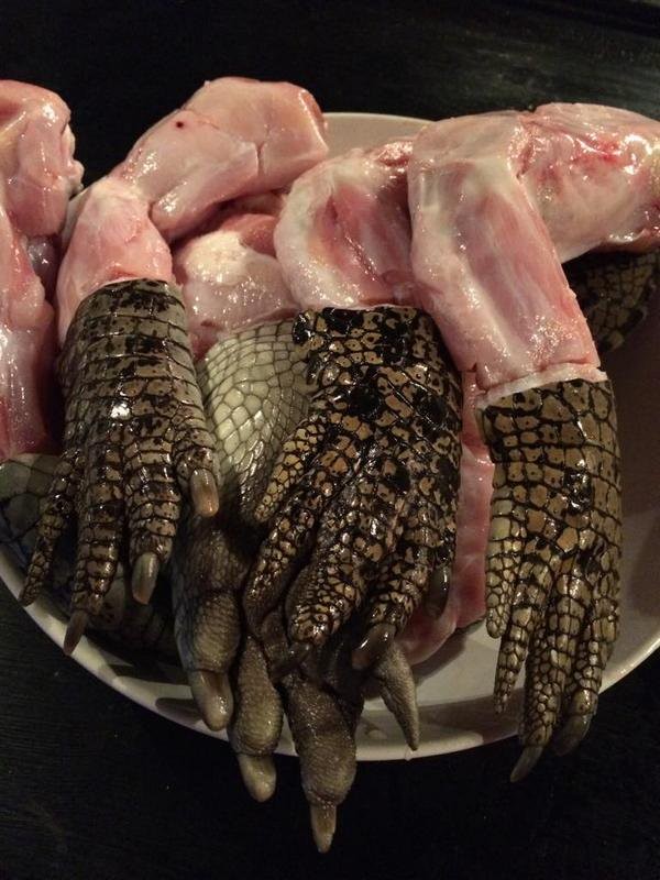 ジビエ料理に使う、お手頃サイズという「ワニの足」（写真提供：なんば赤狼）
