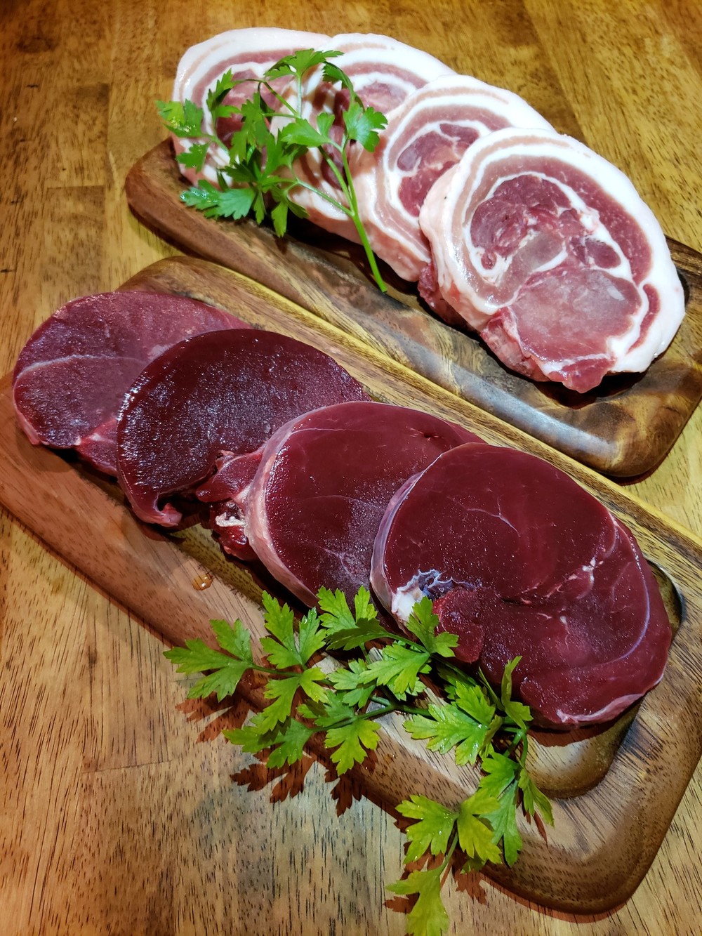 ジビエ料理に使うシカとイノシシの肉（写真提供：なんば赤狼）