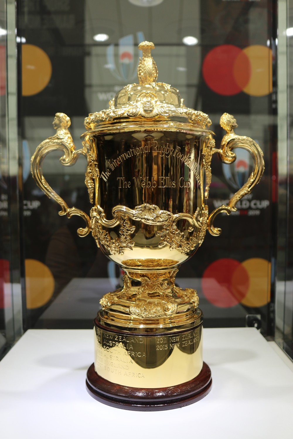 メディア向けに特別披露された、優勝チームのみが掲げられる「ウェブ・エリス杯」