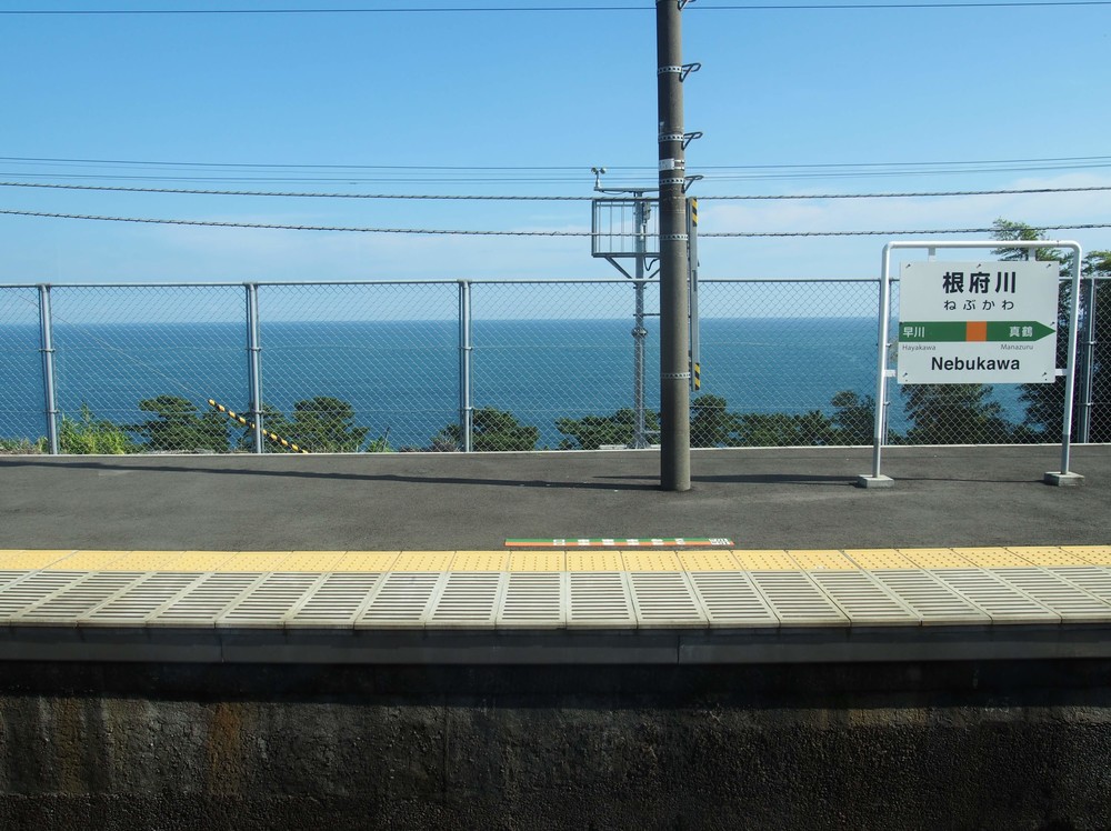 一方、30年間であまり変わらない風景もある。JR東日本根府川駅