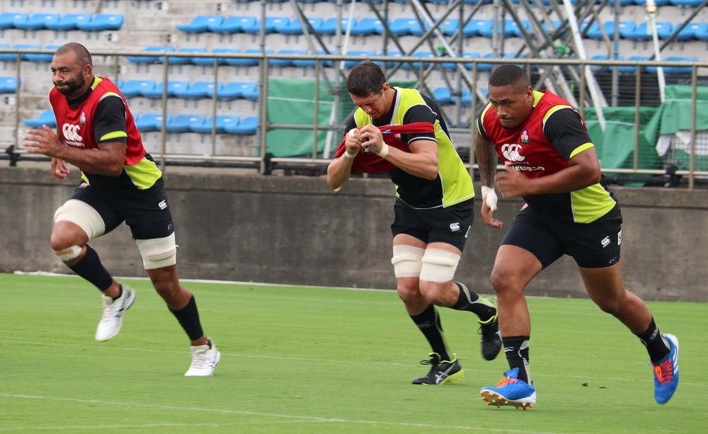 リーチ マイケル主将（左）らは、ショートダッシュなどで調整した