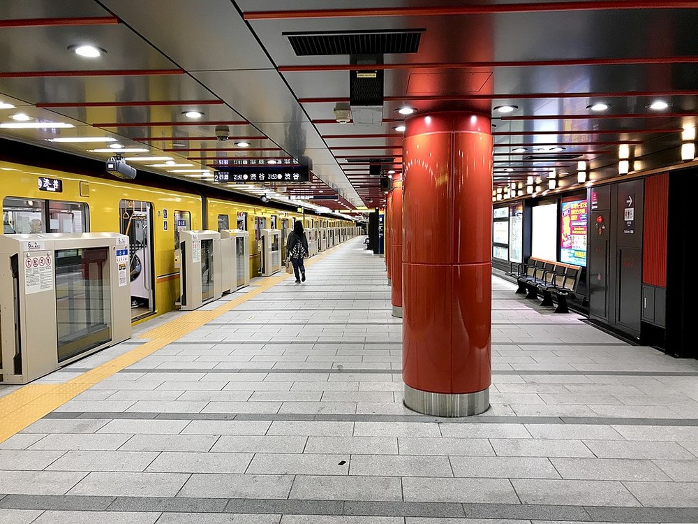 浅草寺の赤と提灯風の照明を採用した銀座線浅草駅（Wikimedia Commonsより）