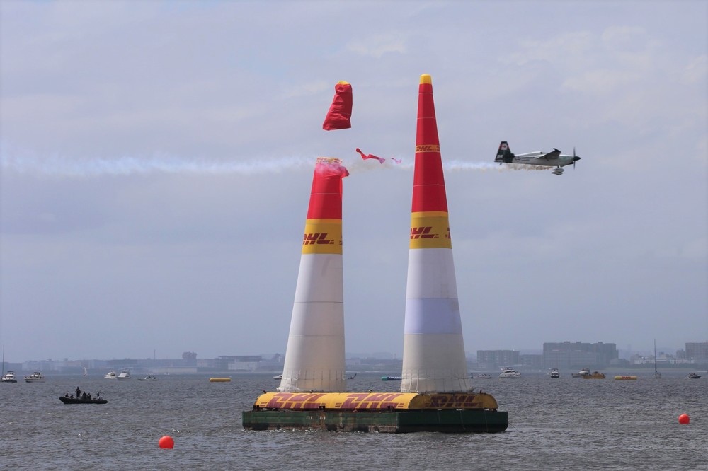 パイロンに接触する飛行機も…