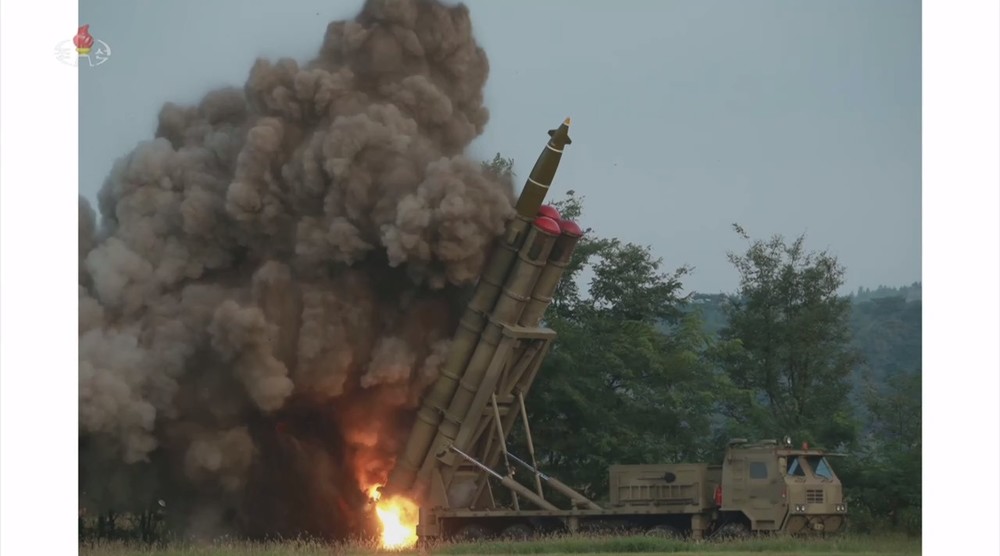 1発目が発射される様子。残りの3つには赤い蓋がついている（写真は朝鮮中央テレビから）