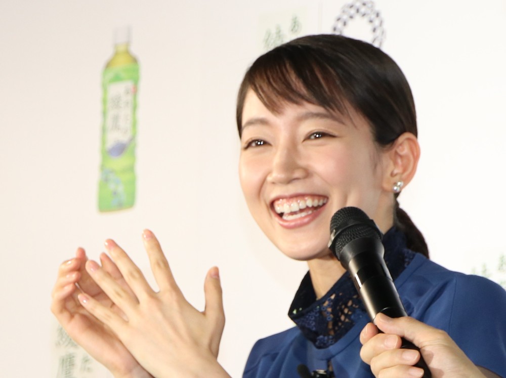 吉岡里帆と吉澤嘉代子、台風の中Suchmosライブに参戦していた　カッパ姿で満喫