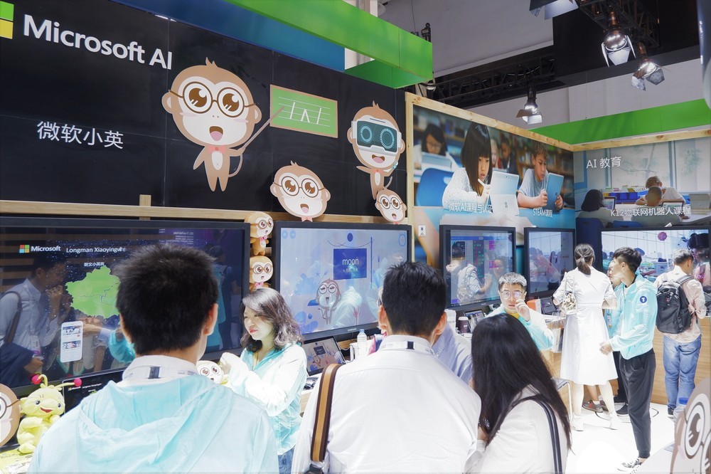 上海AI大会で、若者が熱心に見ていたマイクロソフトのブース