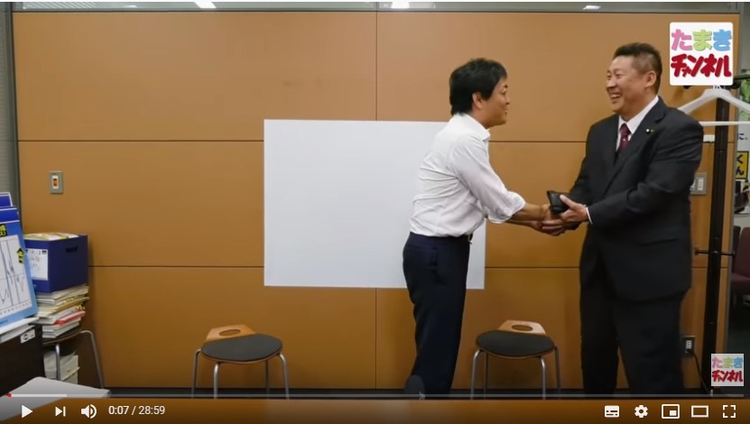 握手する玉木氏と立花氏