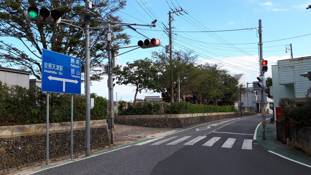 安房天津駅近くの信号は、すべて復旧していた