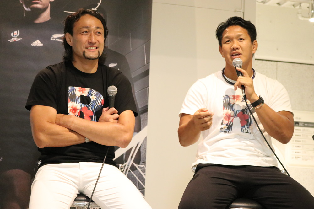 ラグビーの「キャップ」についてトークする大野選手（左）、菊谷さん