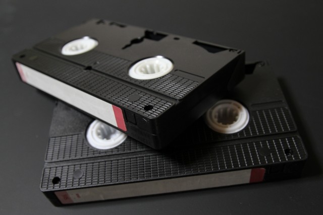 図書館で「VHS」の視聴・貸出終了が続いている（写真はイメージ）