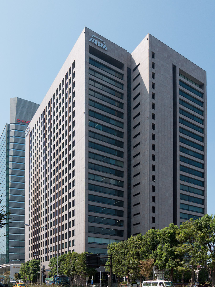 伊藤忠商事東京本社ビル（Rs1421さん撮影、Wikimedia Commonsより）
