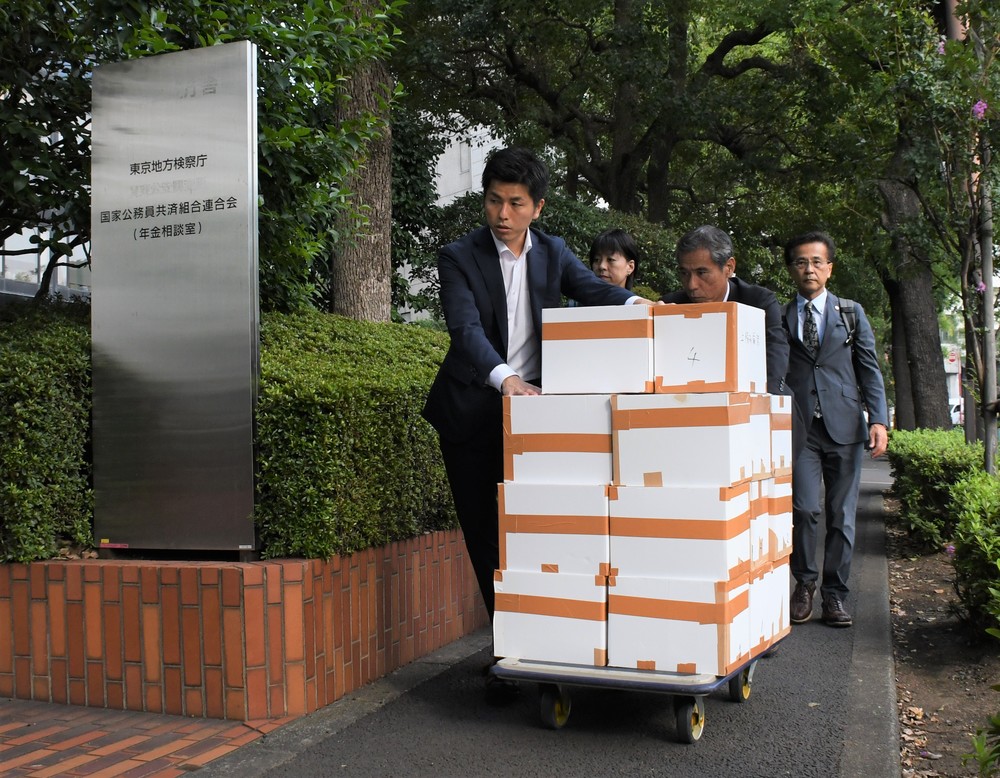 署名提出に向かう遺族ら（2019年9月20日編集部撮影）