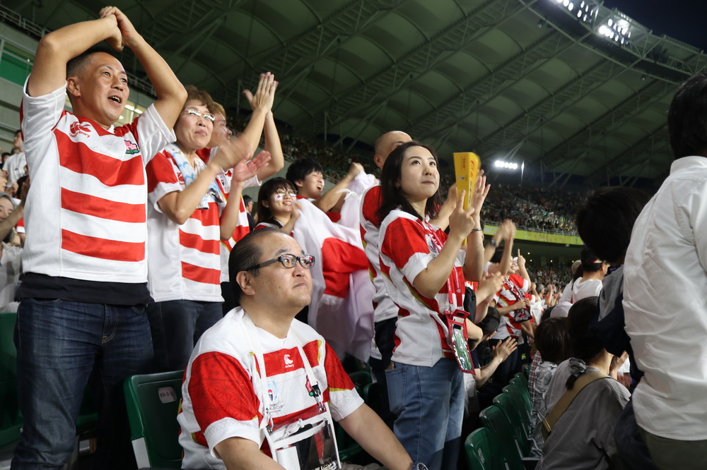 日本代表ジャージを着た多くのファンが、勝利に拍手喝采だった
