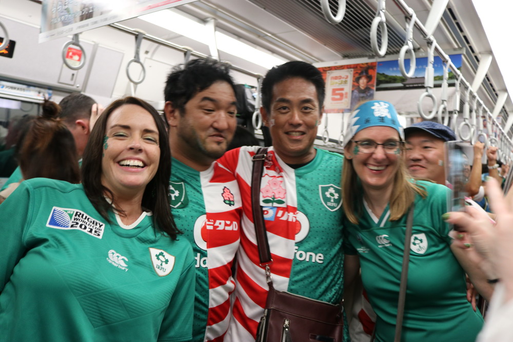 帰りの電車内では「日本とアイルランドのジャージを半分に切って縫い合わせた」という日本人男性も。試合終了後に見たファンの方々による「ノーサイド」の精神