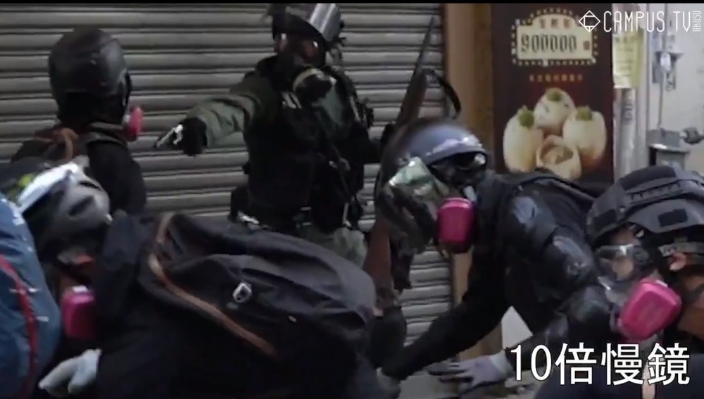 デモ隊の男性に対して警官が発砲する直前だとされる場面。SNSで急速に拡散されている