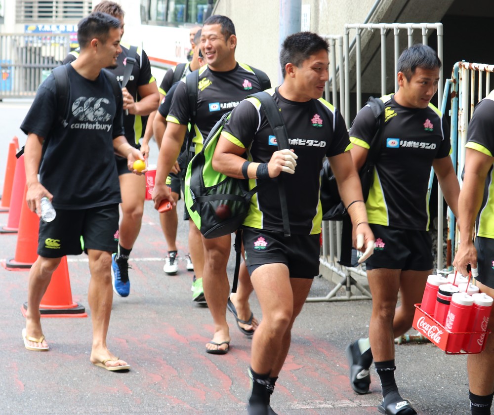 2019年9月2日、東京・秩父宮ラグビー場での公開練習に入る田村選手（左）ら日本代表。田村の左手にはスーパーボール？　のようなものが握られていた