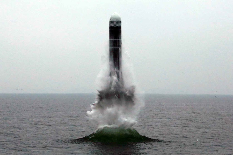 北朝鮮の国営メディアは、新型潜水艦発射弾道ミサイル（SLBM）「北極星3」の発射の様子を公開した（写真は労働新聞ウェブサイトから）