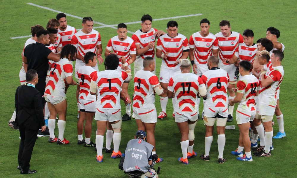 9月20日のロシア戦に勝ち、ピッチ上で円陣を組む日本代表

