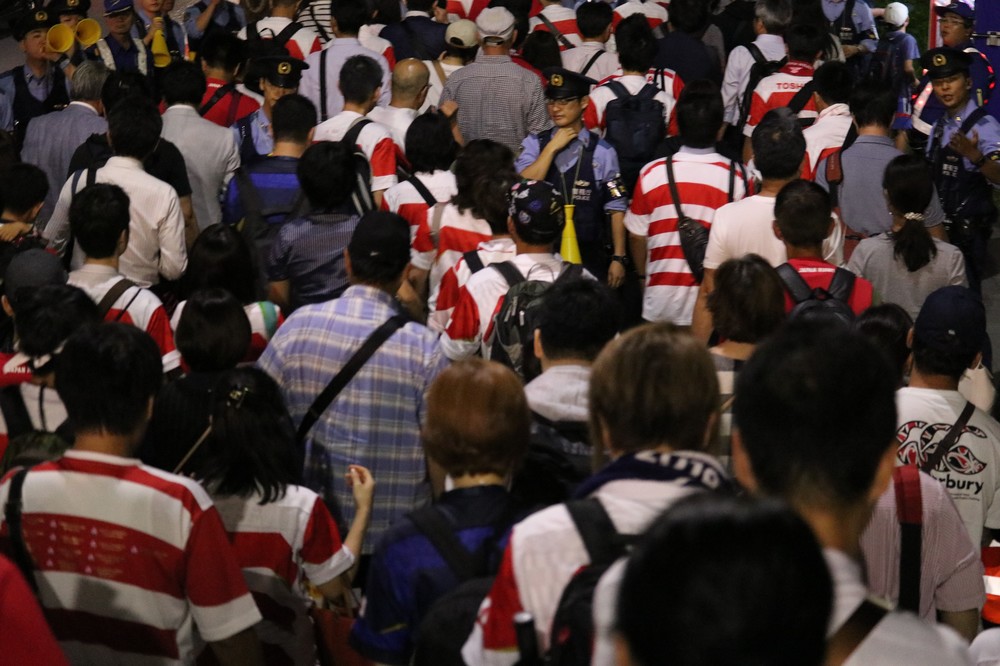 ロシア戦後、大勢のファンで駅までの道はごった返した。こういうところでインフルエンザなどのウイルスは拡散されていくという