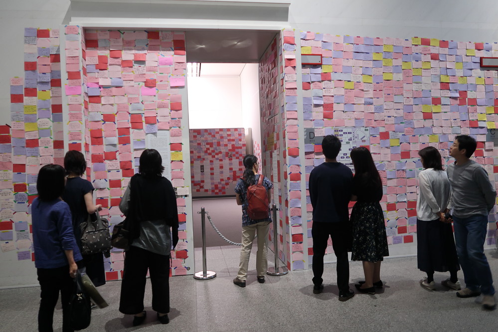 企画展「表現の不自由展・その後」の展示スペース前の「私が経験した/している不自由」を書き込んだカードが大量に貼られている。展示再開を目指すプロジェクト「Re Freedom Aichi」の一環だ