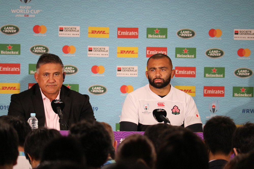 試合後、悲願だった「ベスト8」進出について記者会見で語るジェイミー・ジョセフHC（左）とリーチ マイケル主将