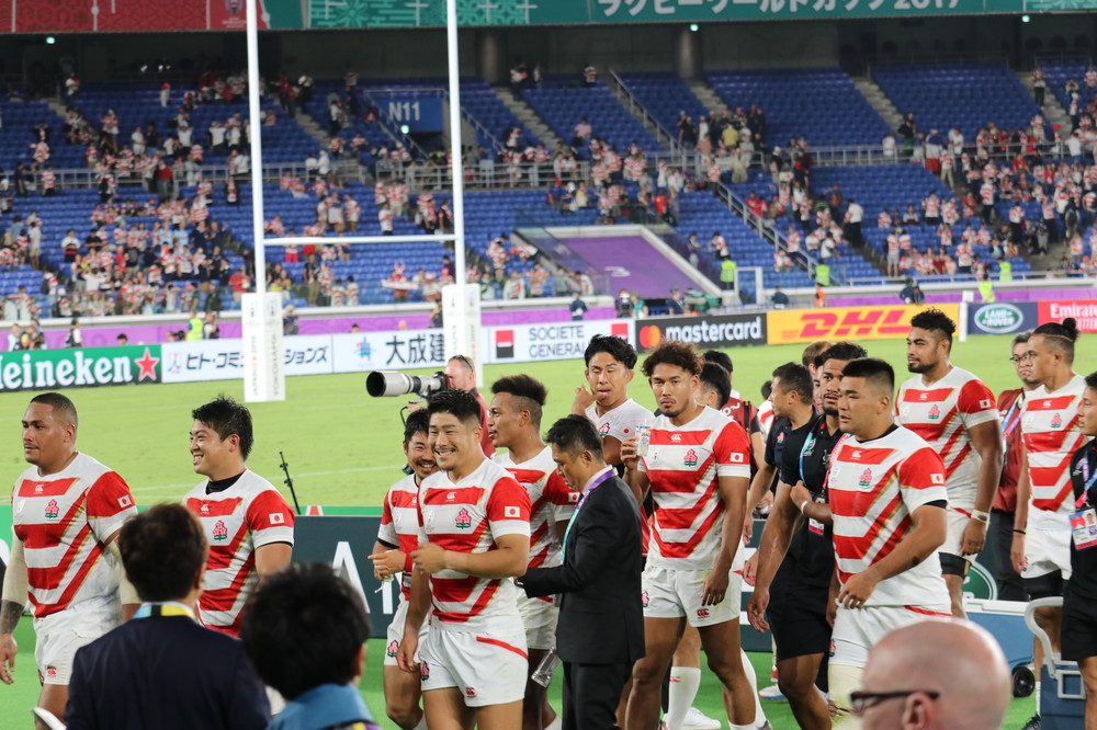 スコットランド戦で4勝とし、互いをたたえ合う日本代表選手たち