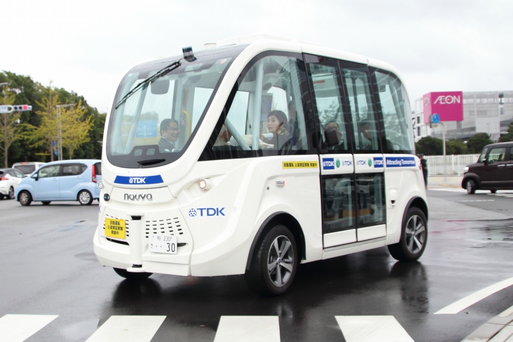 CEATEC会場にお目見えした自動運転バス。1.5キロの公道コースを15分ほどかけて走る