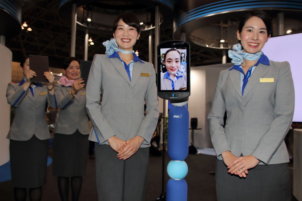ANAホールディングスは「アバター」を活用した構想を発表。後ろのタブレット端末を持った客室乗務員（CA）が、手前のアバターを操作している