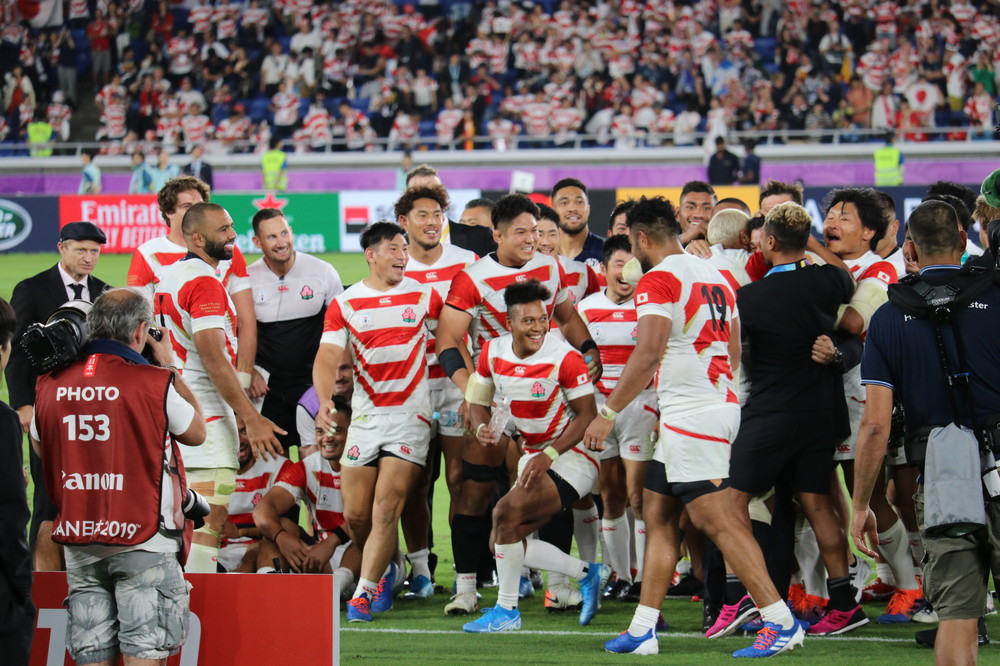 予選プール最終となるスコットランドに勝ち、予選を首位で通過した日本代表は歓喜の雄たけびを上げた（2019年10月13日、横浜国際総合競技場）
