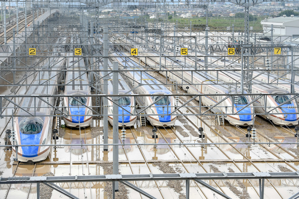 14日に撮影された「水没現場」。水は引いたが車両へのダメージは…（写真：新華社/アフロ）