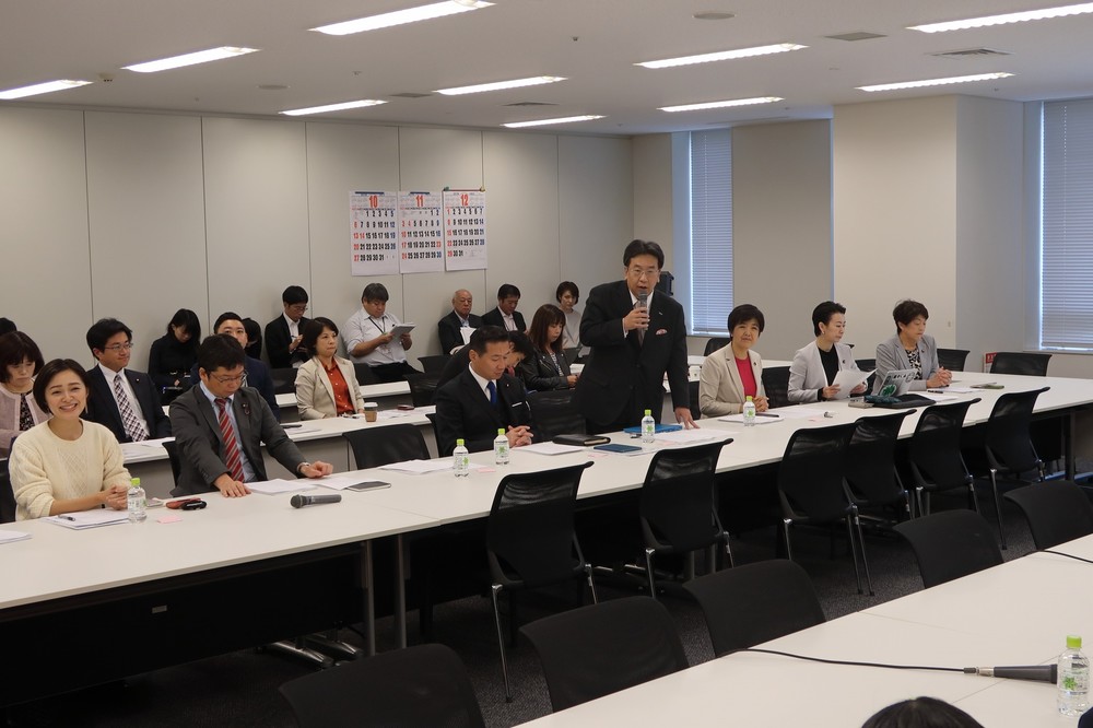 会合では枝野幸男代表もメガネ姿であいさつ。市井氏は国会議員と同じ列に座った
