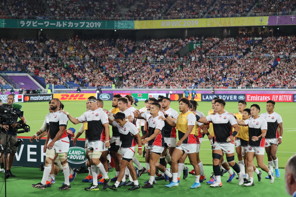 もはやおなじみとなった、日本代表の「試合前練習」後の隊列。写真中央のあごひげを生やしているのが田村優選手