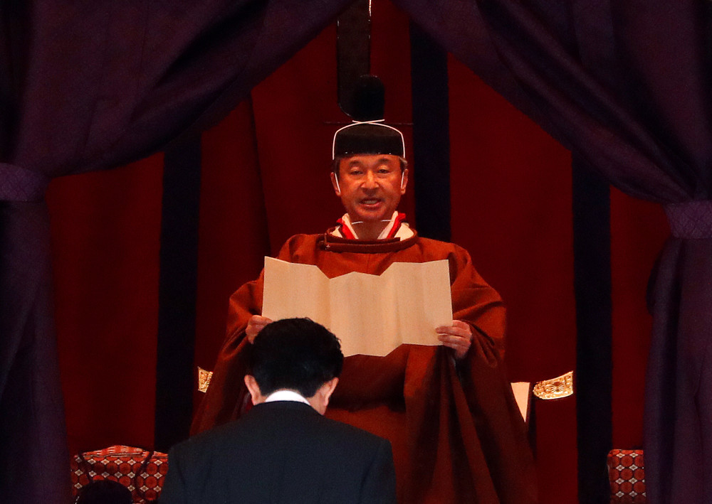 即位礼正殿の儀でおことばを述べられた天皇陛下（写真：代表撮影/ロイター/アフロ）