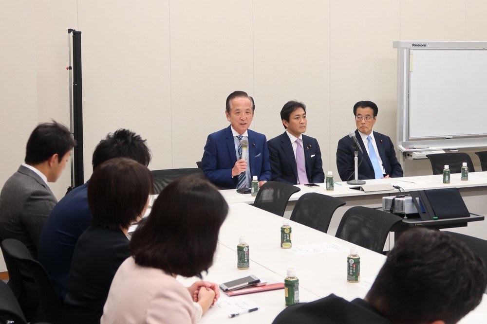 当選1回の議員は中村喜四郎元建設相（写真中央）の話に熱心に耳を傾けていた