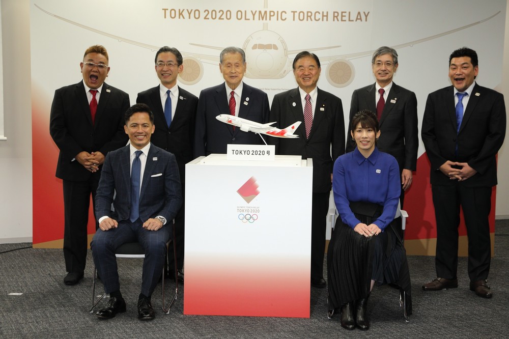 野村忠宏さん（前列左）と吉田沙保里さん（同右）が、聖火が入ったランタンを持って特別機を降りることになっている