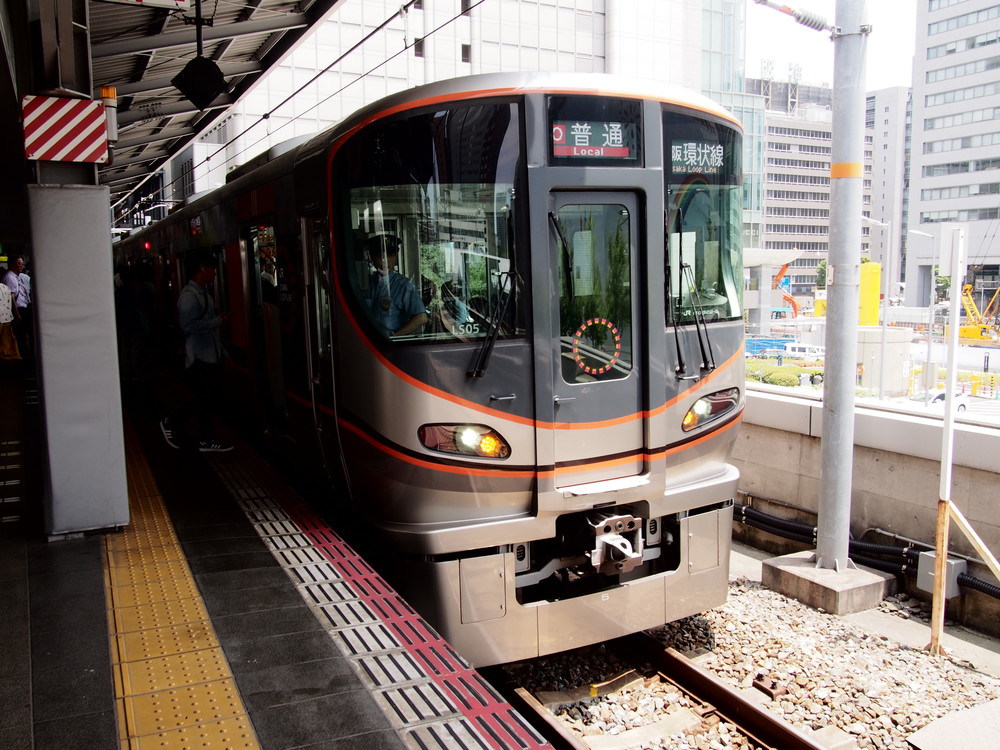 JR大阪環状線を走る323系