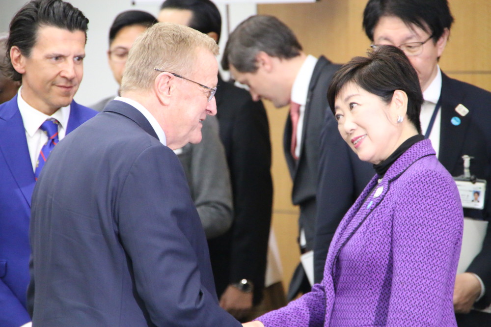 ジョン・コーツ氏（左）と小池百合子氏（右）