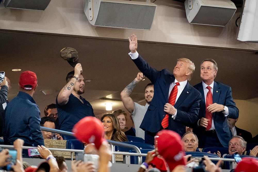メジャーリーグ（MLB）のワールドシリーズを観戦するトランプ大統領とメラニア
夫人（2019年10月27日、ホワイトハウス公式Flickrより）