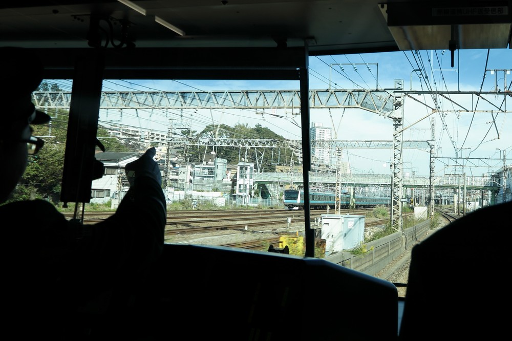 貨物線では、トンネルを抜けると鶴見駅付近だ。左手には京浜東北線の電車が見える