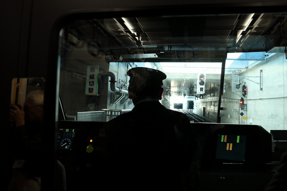 羽沢横浜国大駅。ホームにはまだ脚立が置かれ、作業員が掲示物の取り付け作業を進めていた