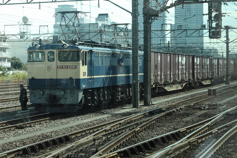 多くの貨物列車を横目に都心に向かう
