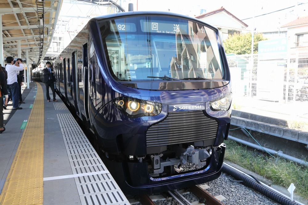JRとの乗り入れを想定して19年4月にお目見えした相鉄の12000系が使用される。JR東日本のE233系とほぼ同じ仕様だ。