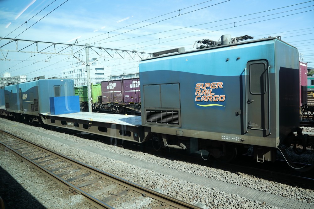 「スーパーレールカーゴ」（SUPER RAIL CARGO）の愛称で知られるM250系電車も確認できた