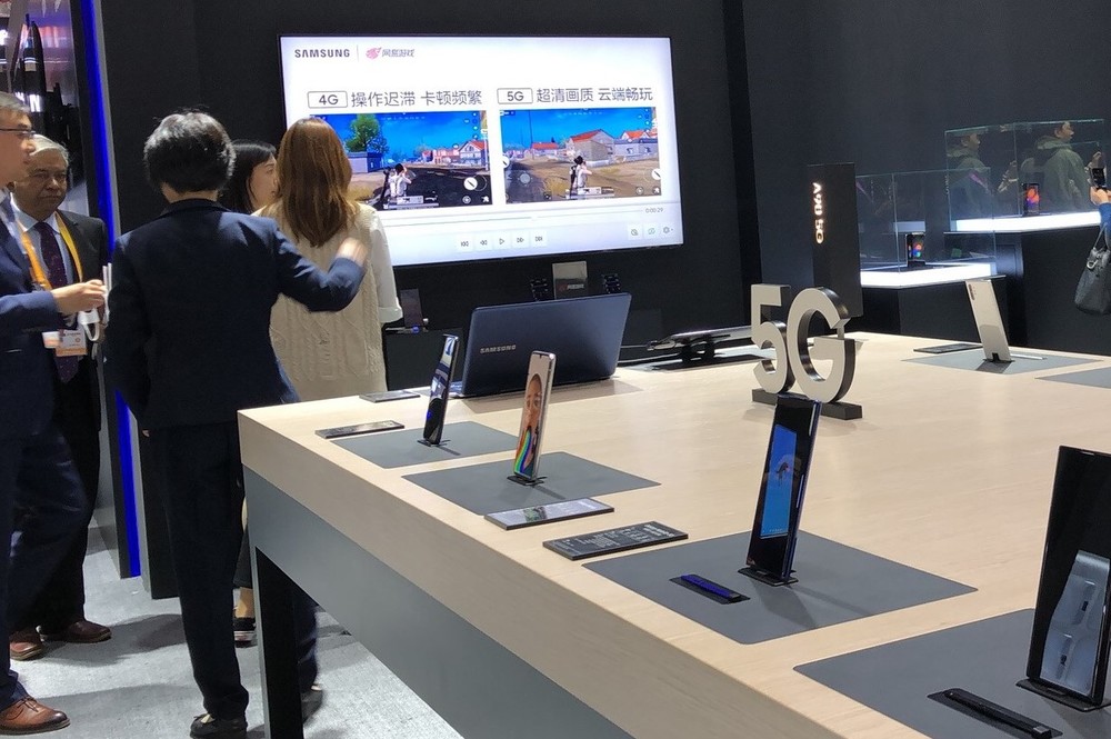 「5G対応」が強調された新製品が並んだ「上海国際輸入博」のサムスンのブース