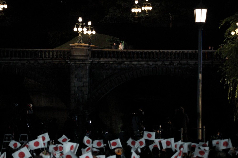 3万人の参加者が日の丸を振って即位を祝った