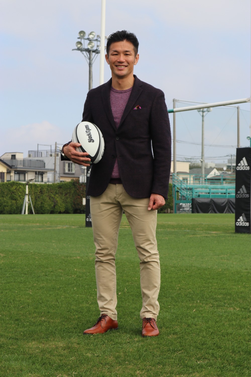 「ドラマでもお世話になった」というグラウンドをバックにする廣瀬氏