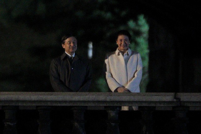 「国民祭典」の際、皇居正門石橋で祝意に応える天皇皇后両陛下