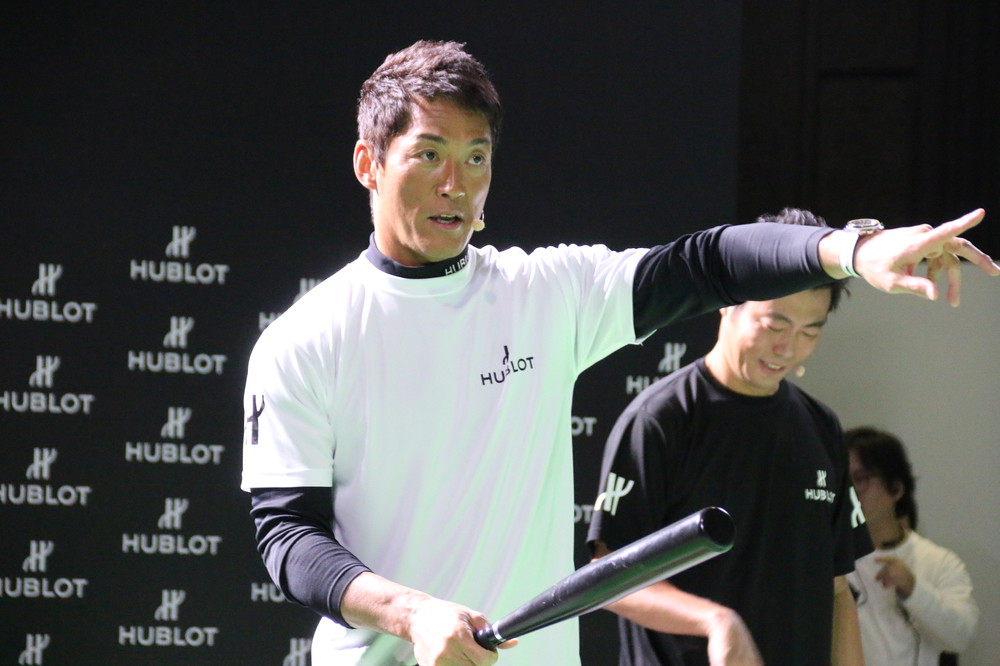 イベントでバッティングに熱が入る長嶋一茂氏