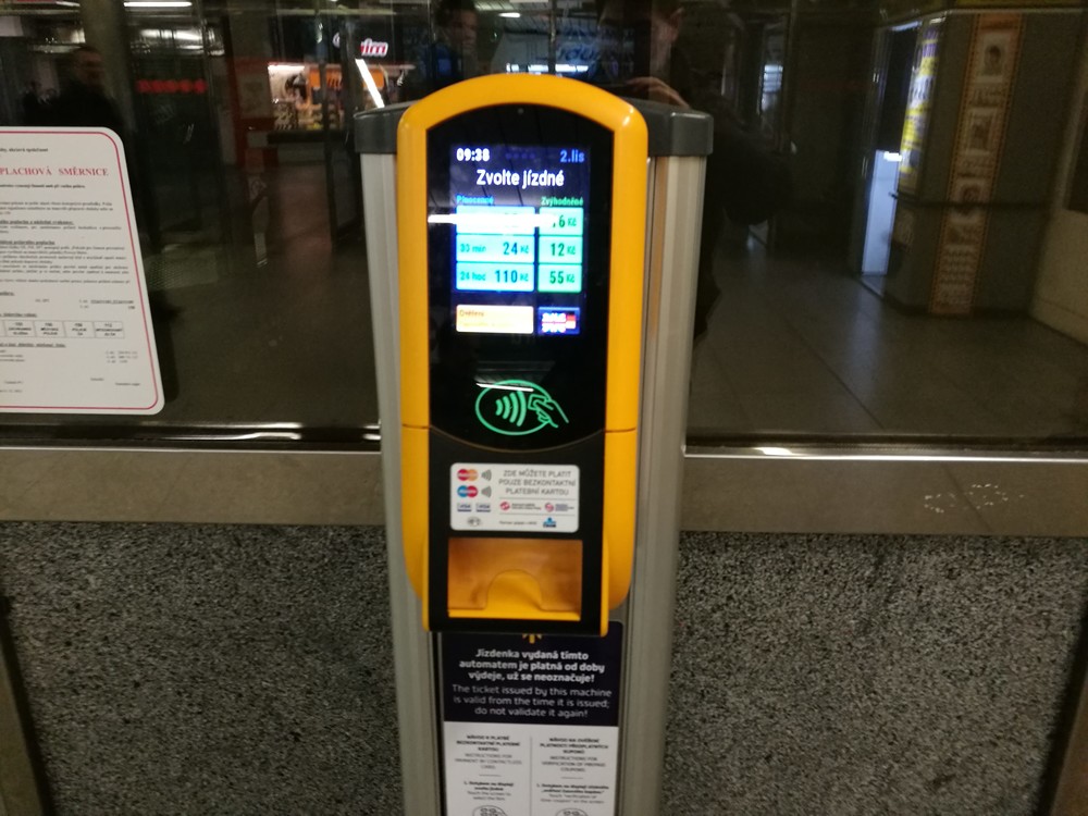 プラハ地下鉄にある非接触型対応の券売機