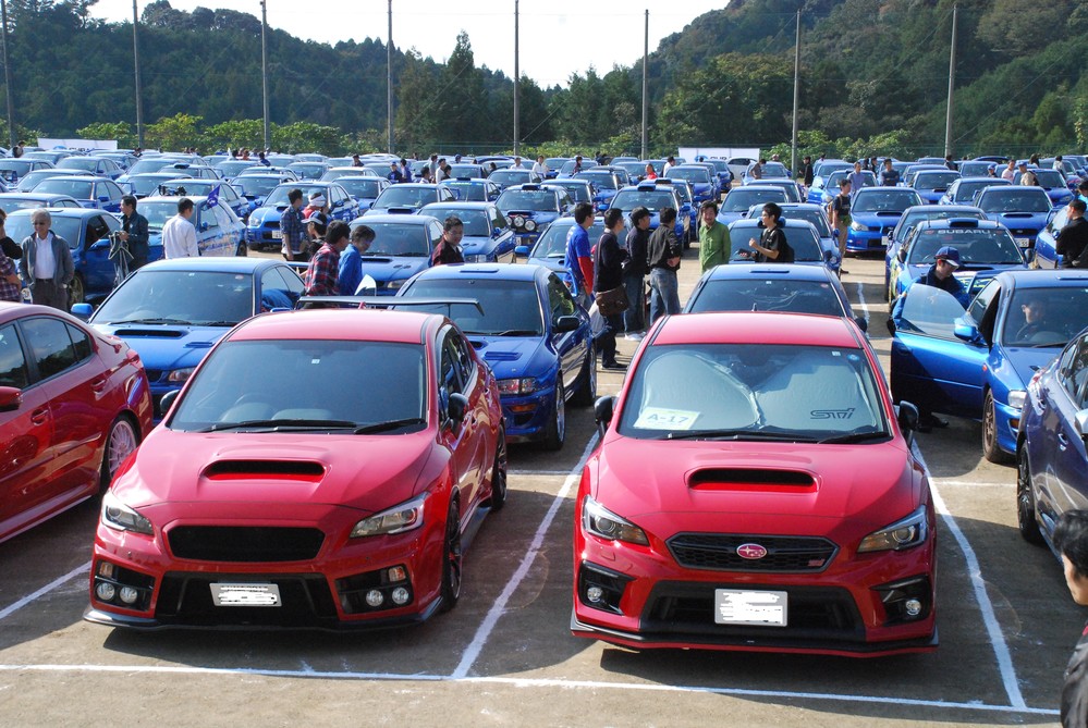 全国から集まった1000台のスバルWRX。オーナー同士も交流し合った